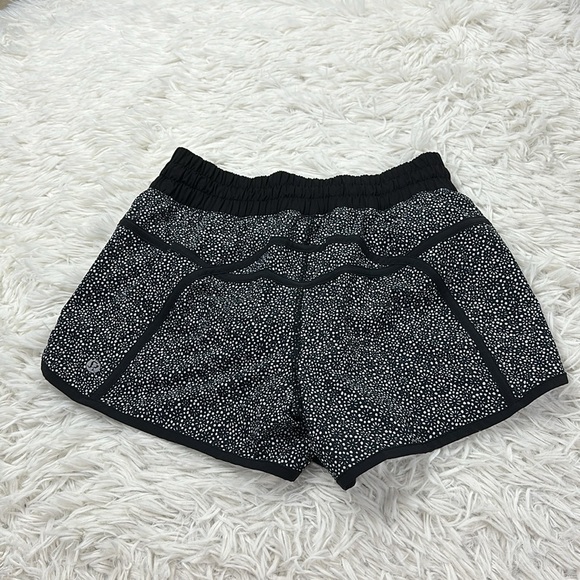 Lululemon Tracker Short IV Freckle Flower Black White / Black - Picture 5 of 5